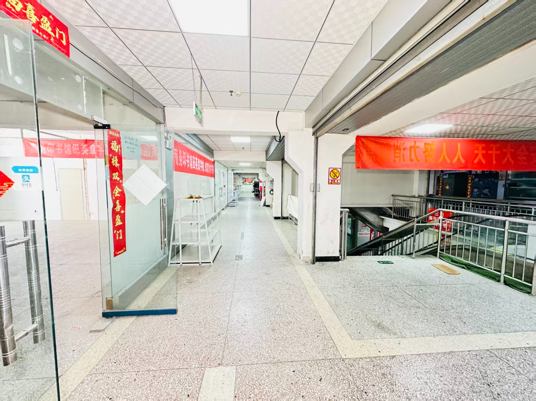 滨河新城引入人工智能技术应用场景，推动AI与商业、零售、电商、企业服务等领域融合发展。